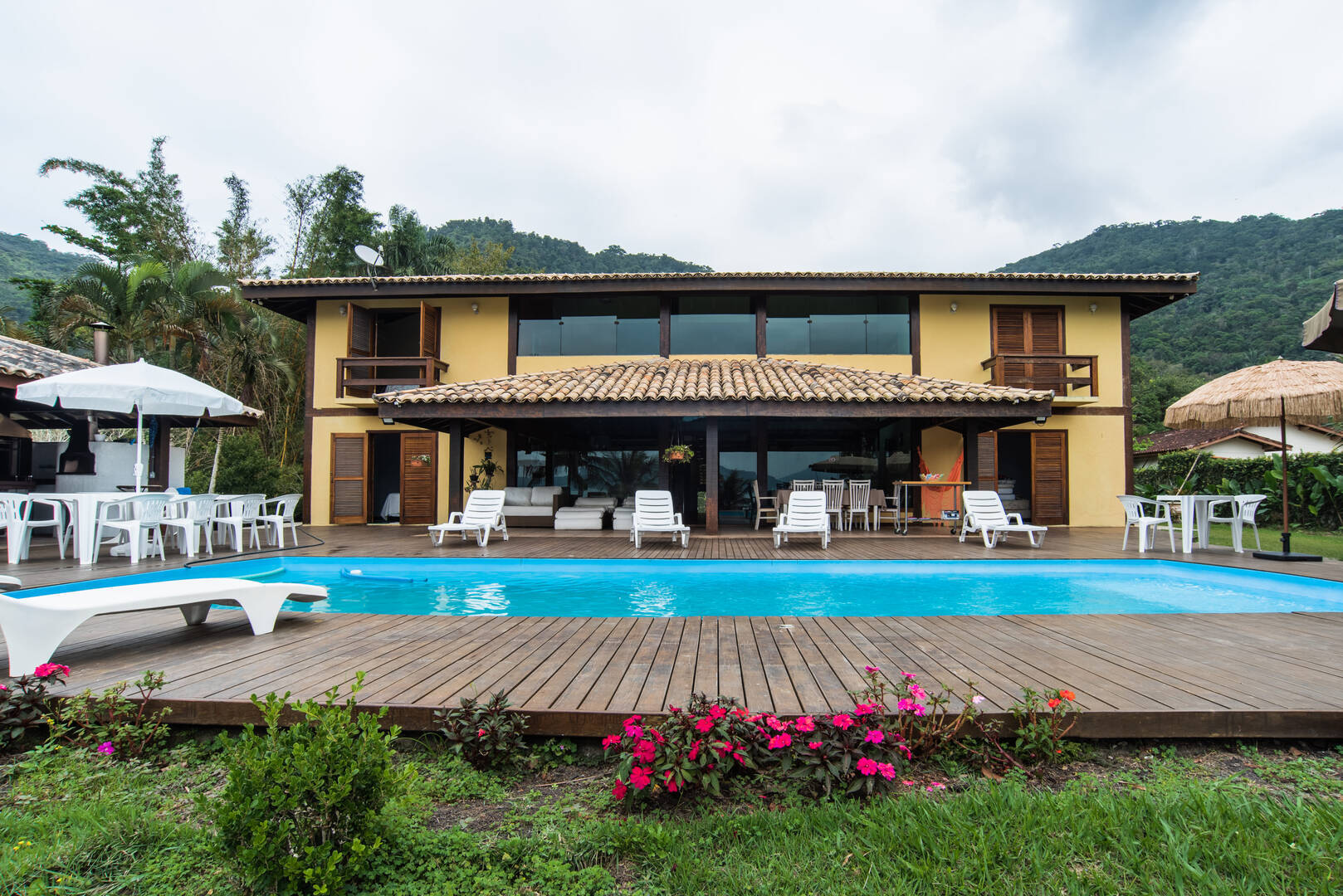 Casa à Venda Frente ao Mar na Praia de Fortaleza em Ubatuba com
