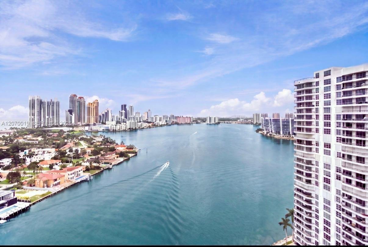 Venda em Mystic Pointe Condo - Aventura